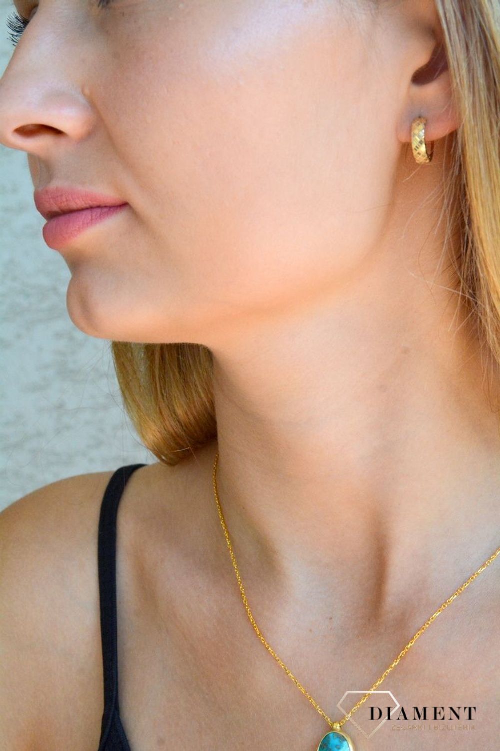 Złote kolczyki damskie 375 małe kółeczka na zatrzask z grawerowaniem KL 10925 375.jpg